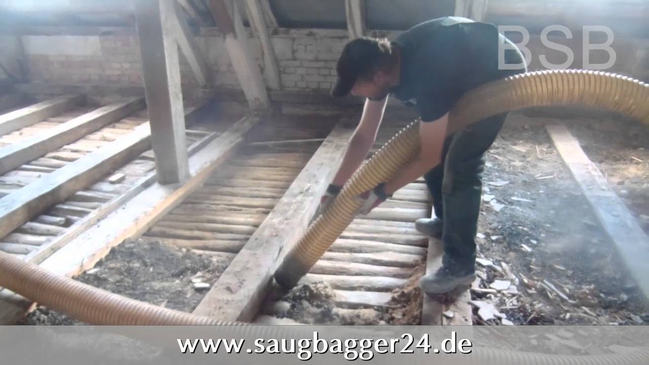 Absaugen von Dachschlacke mit Vakuumsauger
