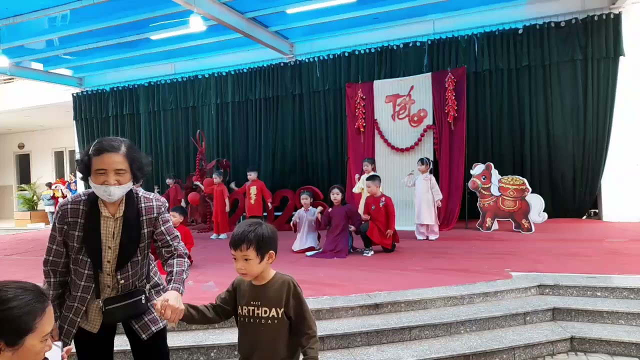 Kem biểu diễn Tết tại mần non Hoa Mai
