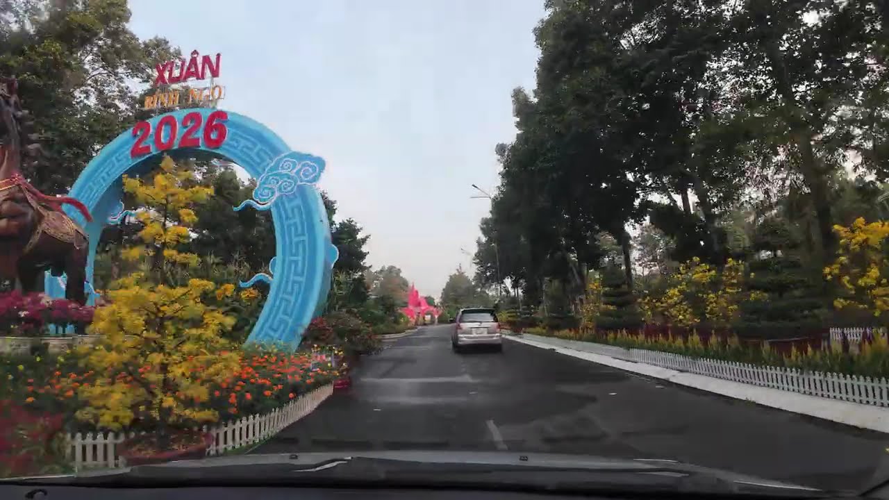 Viếng mộ người thân ngày 27 Tết tại nghĩa trang hoa viên Bình Dương