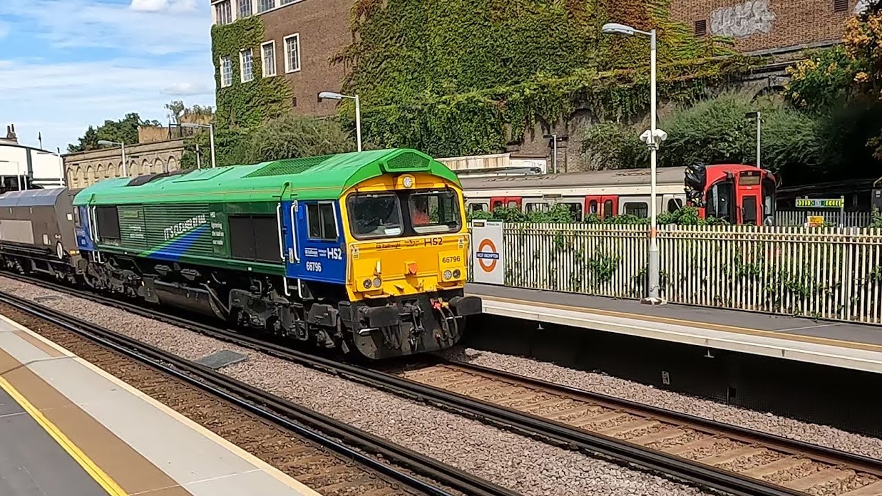 [ Freight and Passenger ] trains in action-West Brompton station