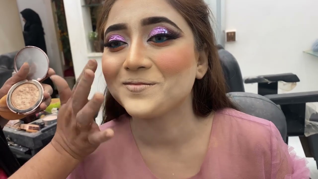 Aj makeup k lye hamare pas hn Mawa girl tu bataen kesa ha ye makeup b