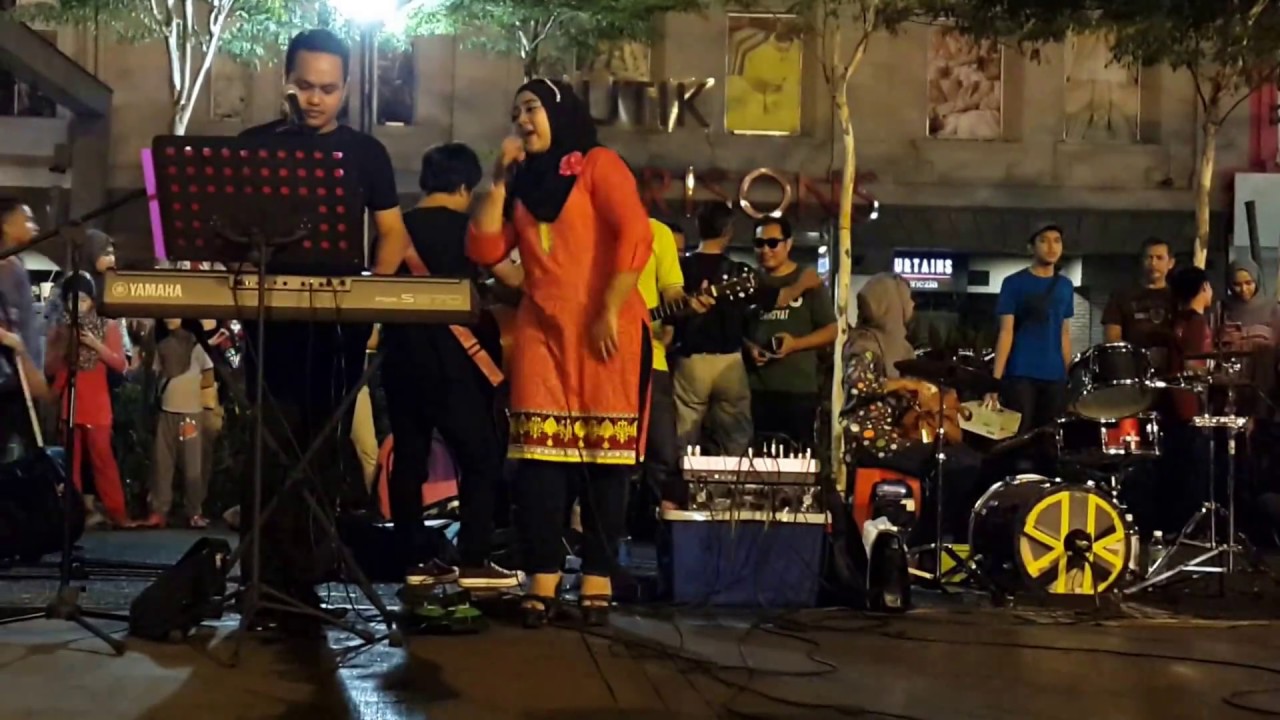 Are Re Are (Dil To Pagal Hai)- retmelo buskers ft  Nadia Fharshah Dilhanaridz ,good song