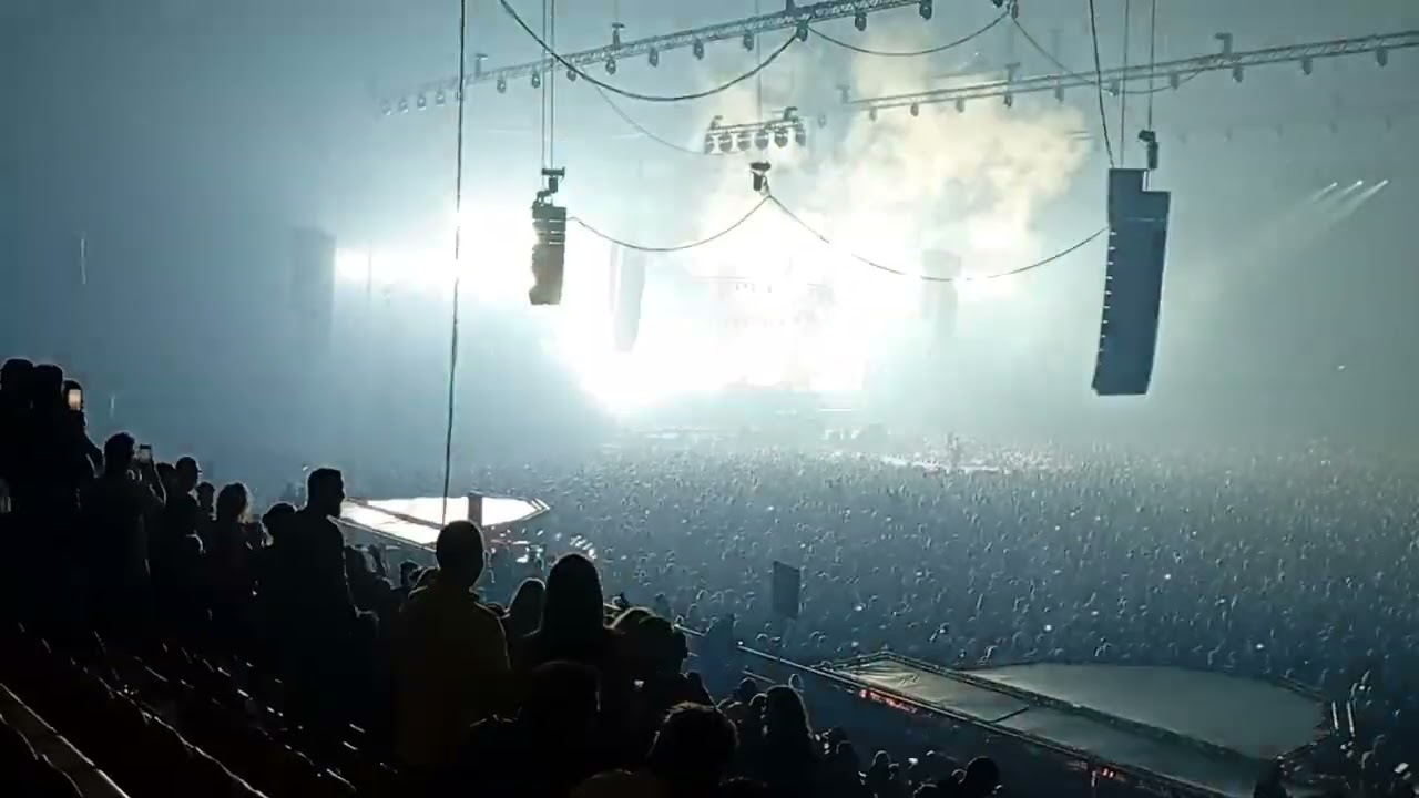 Dj Paul Elstak rainbow in the sky 30 jaar.Gelredome 15-11-2025 . 9 minuten voor het einde. 