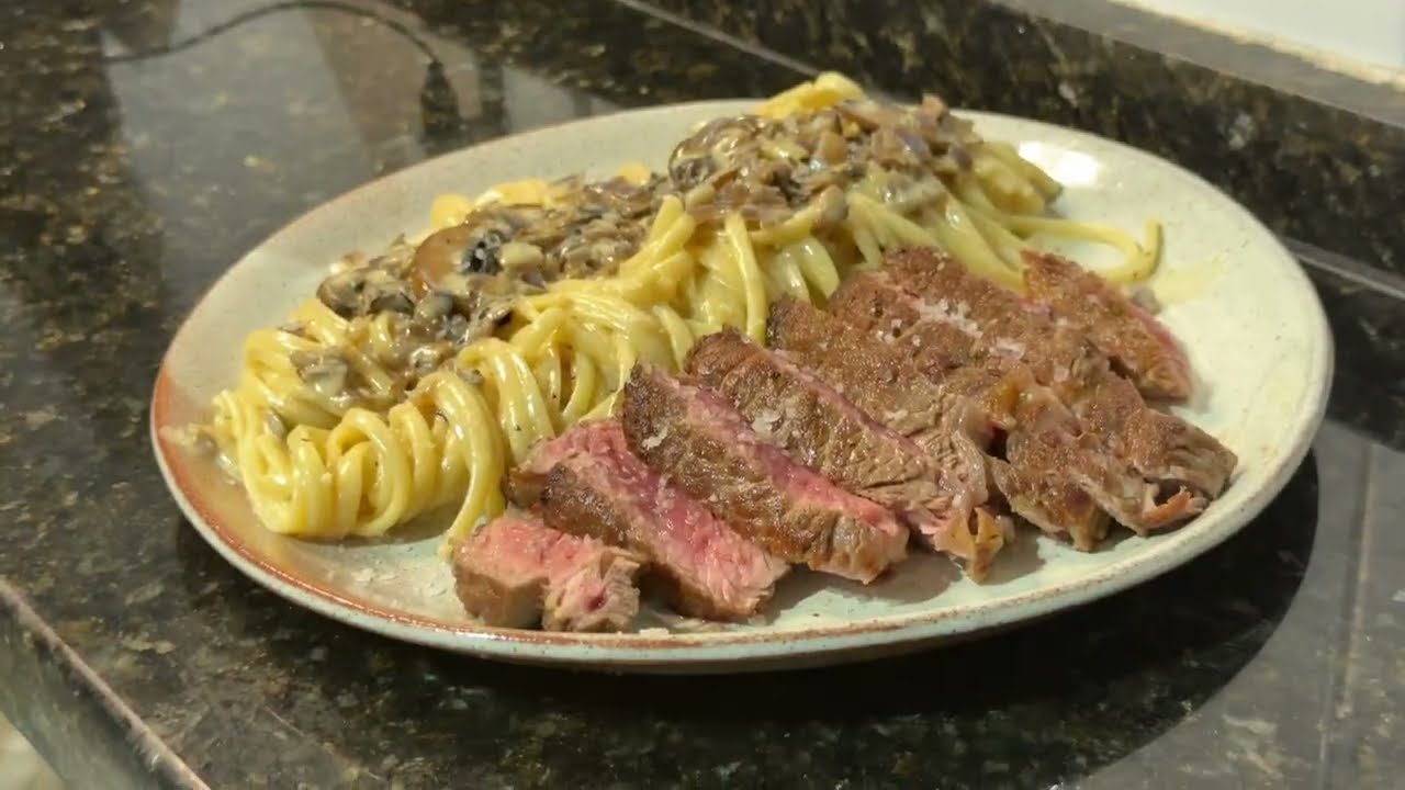 Fettuccine ao Molho de Cogumelos e Entrecôte