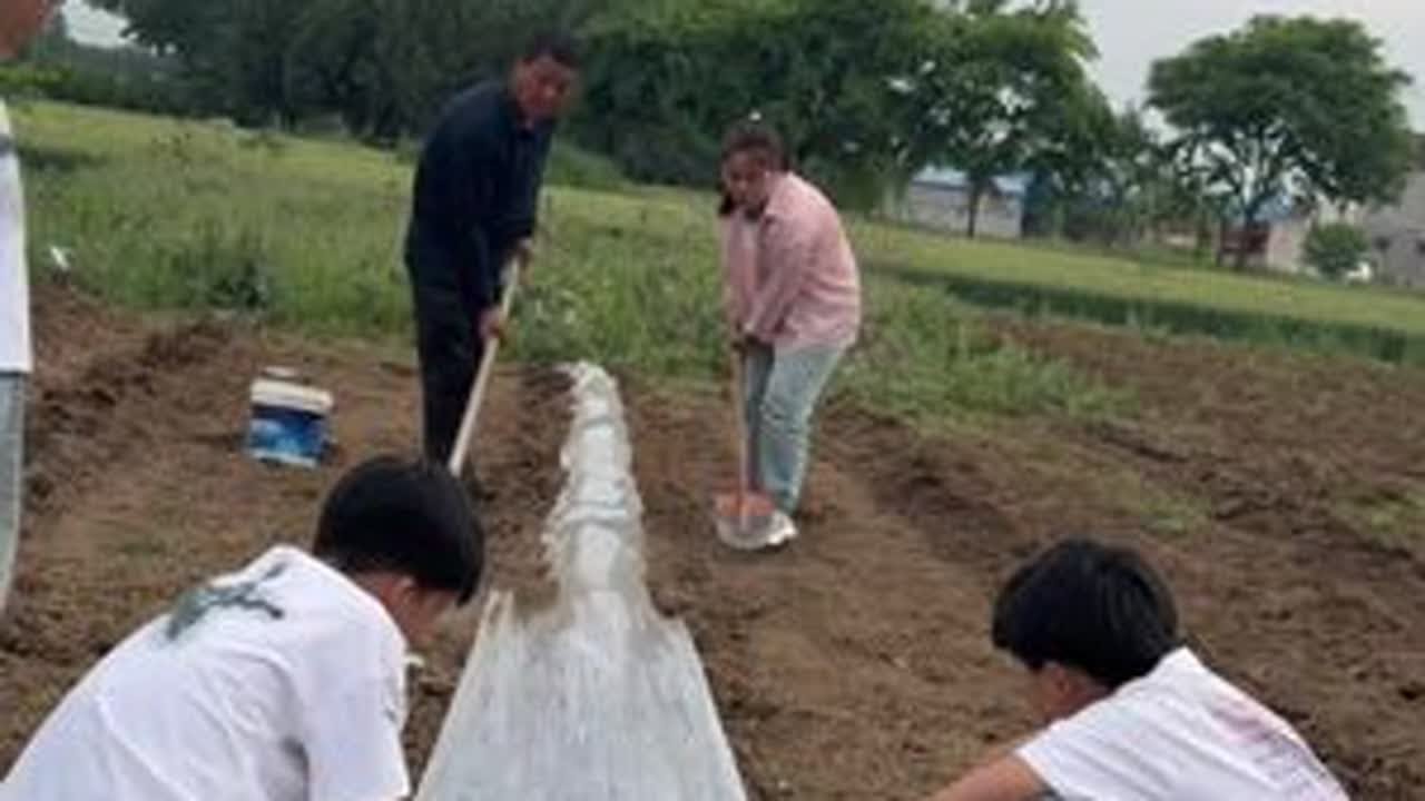 什么是幸福，幸福就是一个电话我爸我姐他们就来帮我们干活了，人多力量大，也让孩子们体验了种瓜得瓜 ，种豆得豆！#记录真实生活 #农村生活 #日常vlog #我的乡村生活