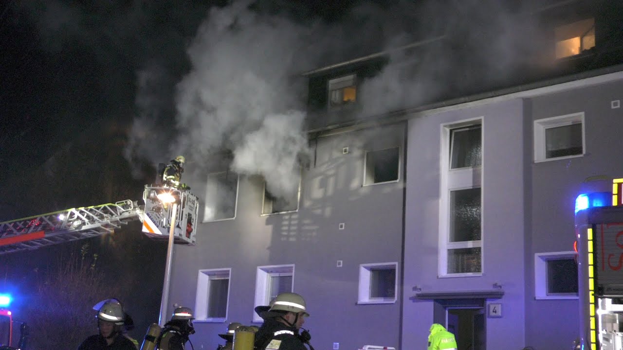 [DRAMATISCHER WOHNUNGSBRAND | SOLINGEN] - Anwohner springt aus Fenster / 12 Verletzte Personen -