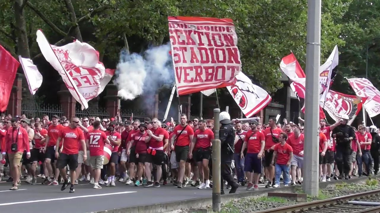 Polizei begleitet Fanmarsch 1. FC Köln nach Spiel gegen Wolfsburg am 26.08.23