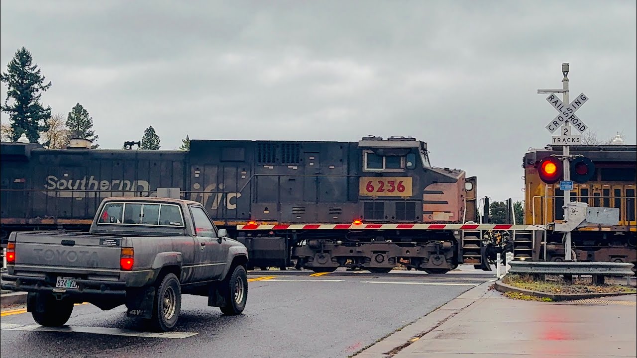 [SP Patch] PNWR 2317 on SW Main St, Tigard, OR w/@RíoTheRailfan @angelsrailfanpnw @Greenfluent1