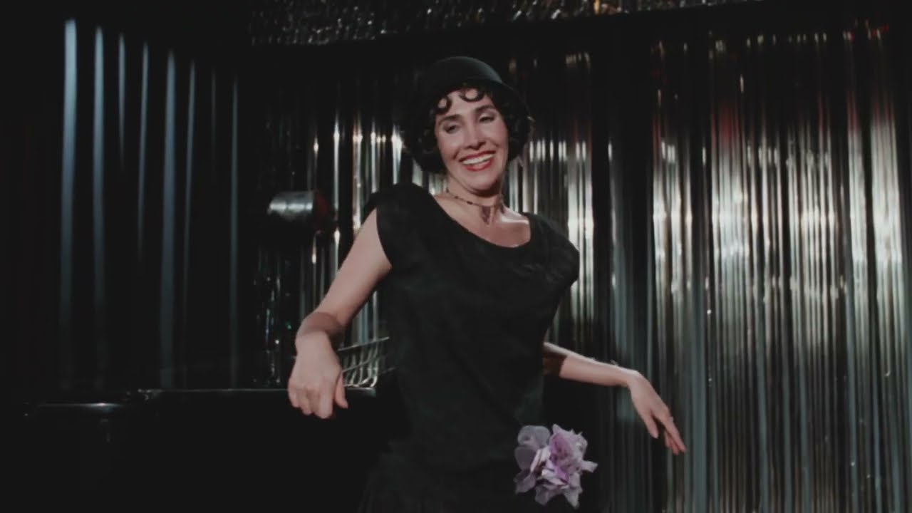 Florinda Meza bailando y cantando en una película de Chespirito