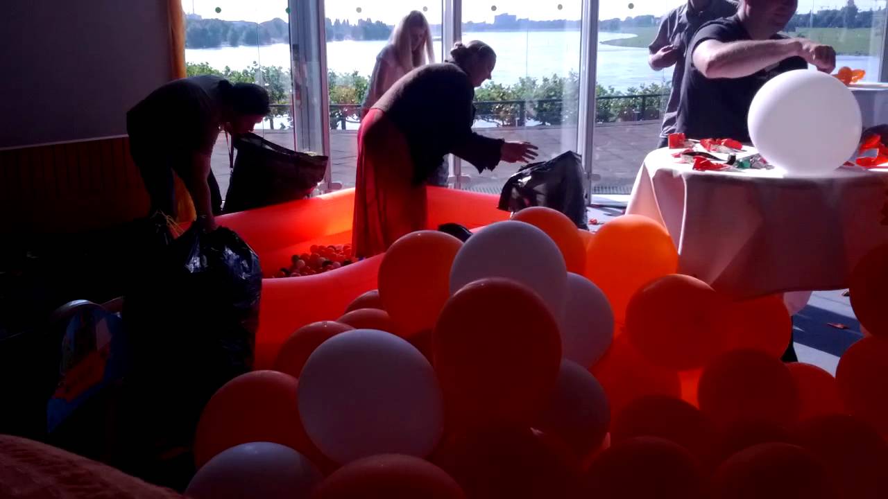 Eine Fraktion zerstört 50-Meter-Luftballonschlange