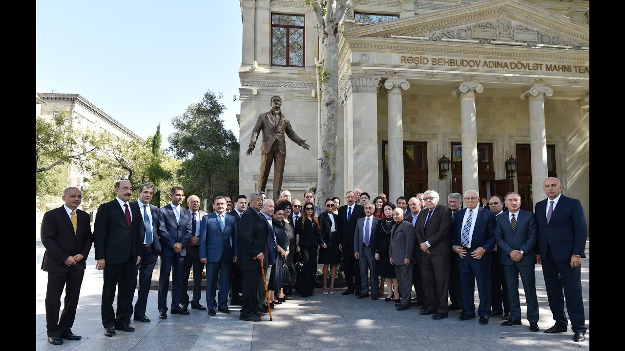 İlham Əliyev və Mehriban Əliyeva Rəşid Behbudovun heykəlinin açılışında iştirak ediblər