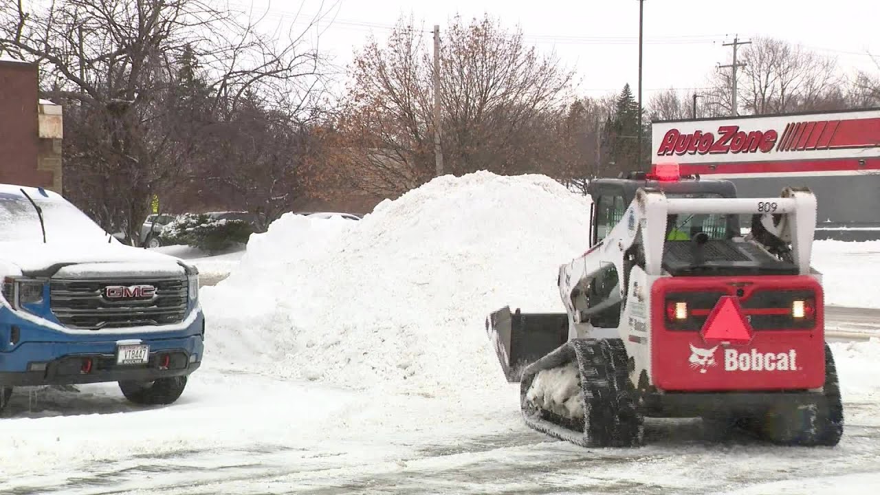 Snow cleanup begins in Green Bay after overnight storm brings slick & slippery conditions