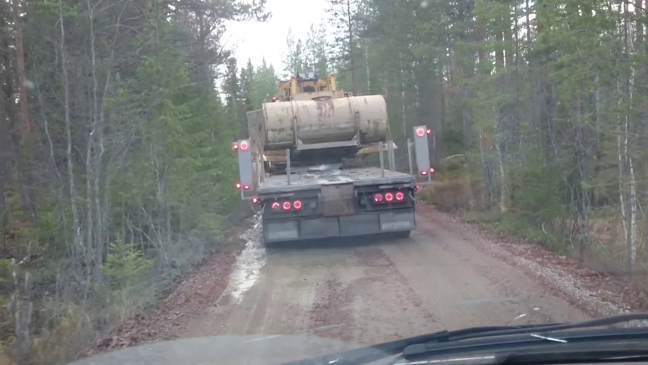 Förbil vart efterbil på grusvägen in till grusgropen