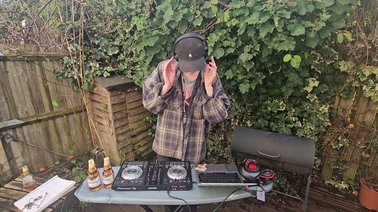 jazzy, funky, soulful lofi house mix in the garden - uncle wrinkle DJ set
