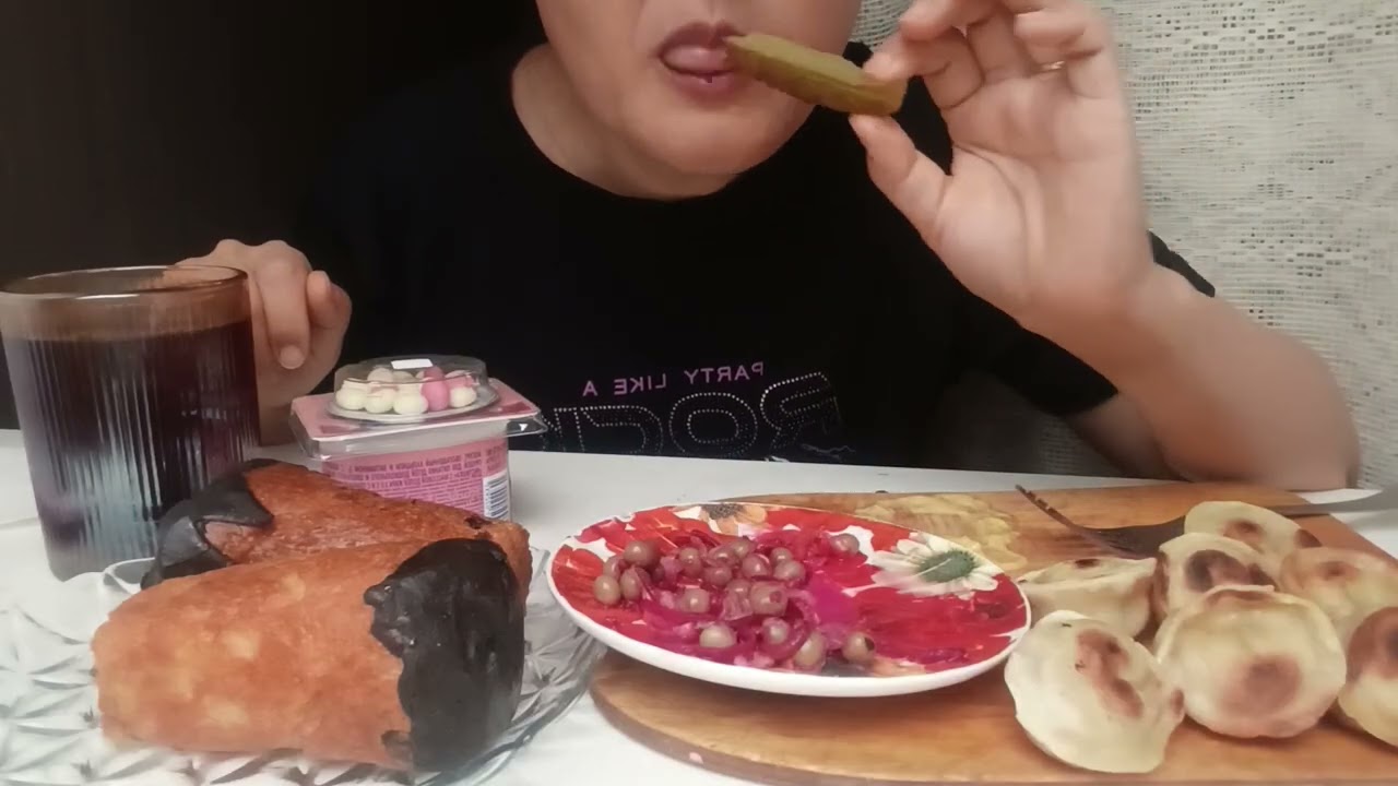 Мукбанг пельмени жареные, ромовая баба 