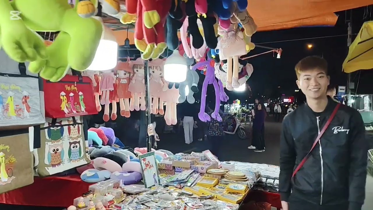EXPLORING SON TRA NIGHT MARKET- DA NANG, VIETNAM