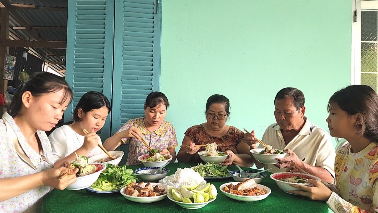 Nhân Dịp Mấy Ngày Lễ Lớn Con Dâu Về Sum Họp Bên Nhà Mẹ Chồng Cùng Làm Món Bún Heo Quay |TKQ & Family