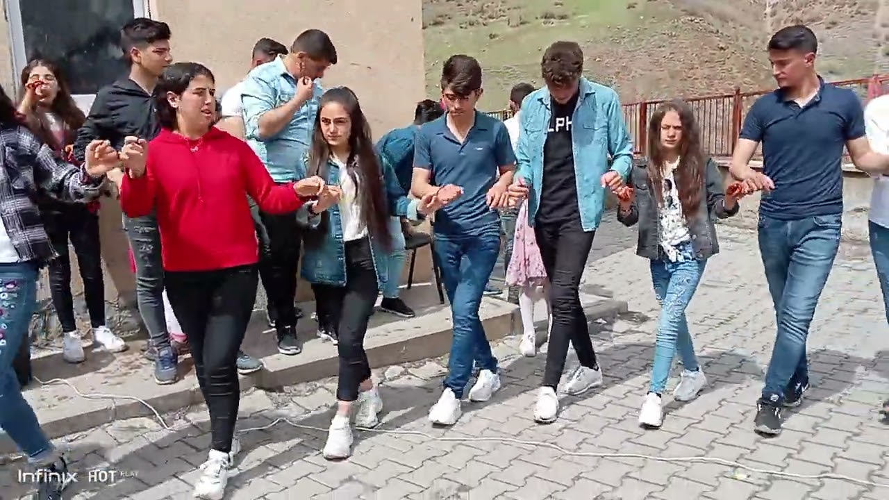 Erzurum Şenkaya atyolu köyü halayları sunar