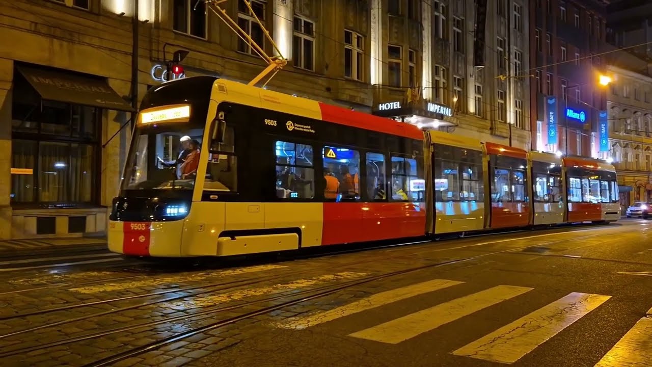 Tichý průjezd Škoda ForCity Plus 52T přes křížení