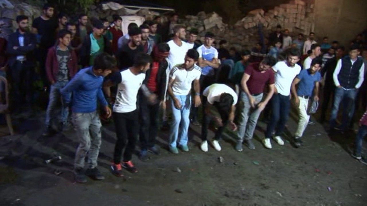 Çılgın gençler grup roj halay 2017 Muş bulanık düğünleri