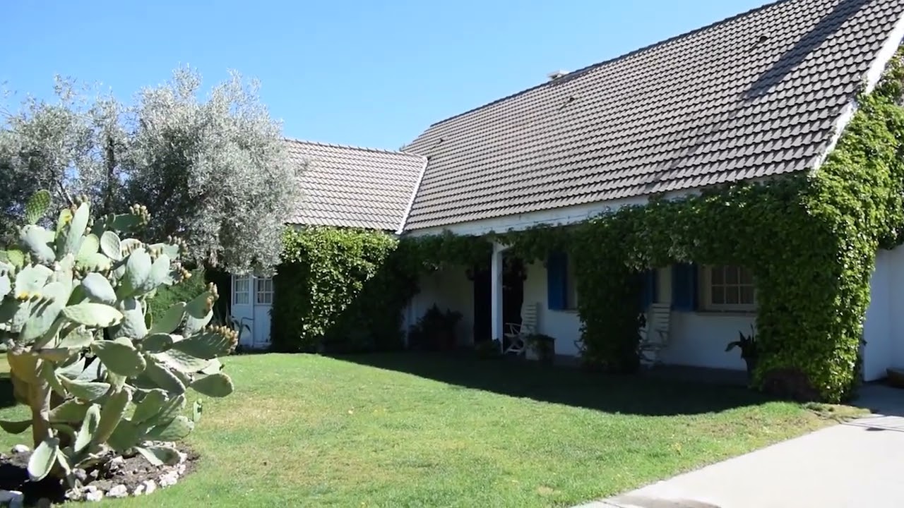 MAGNIFICO CHALET DE ESQUINA EN MONTECLARO CON PISCINA Y PISTA DE TENIS