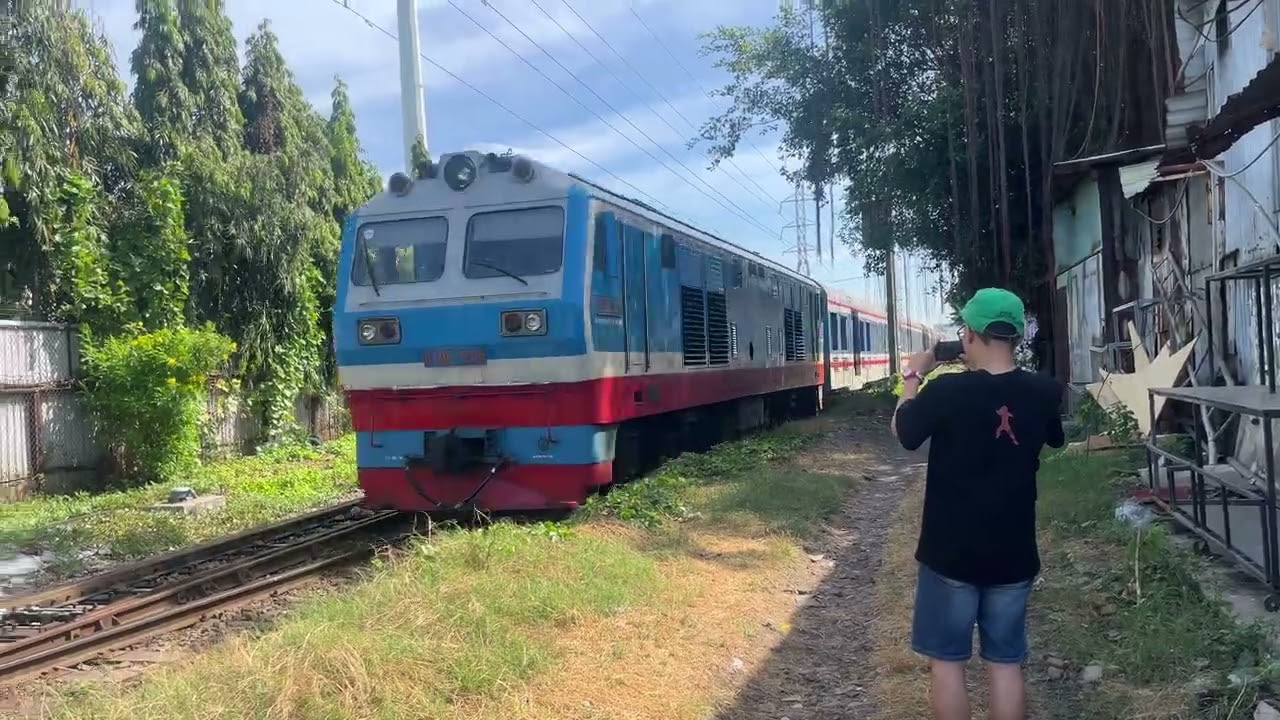(229 - Tàu Tết 2026) D19E-938 kéo SE23 ghép 2 xe HPĐ A31425 + A31427 Thông qua ga Bình Triệu (10:00)