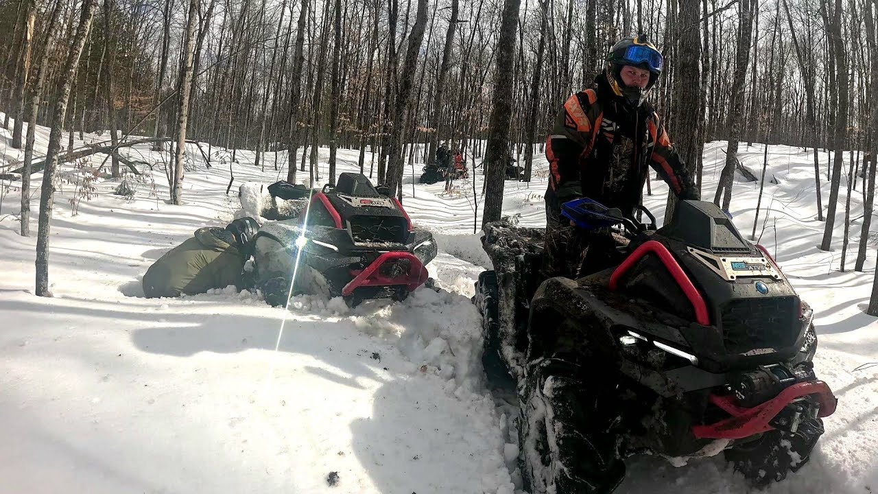 Can-Am XTP лает на дерево