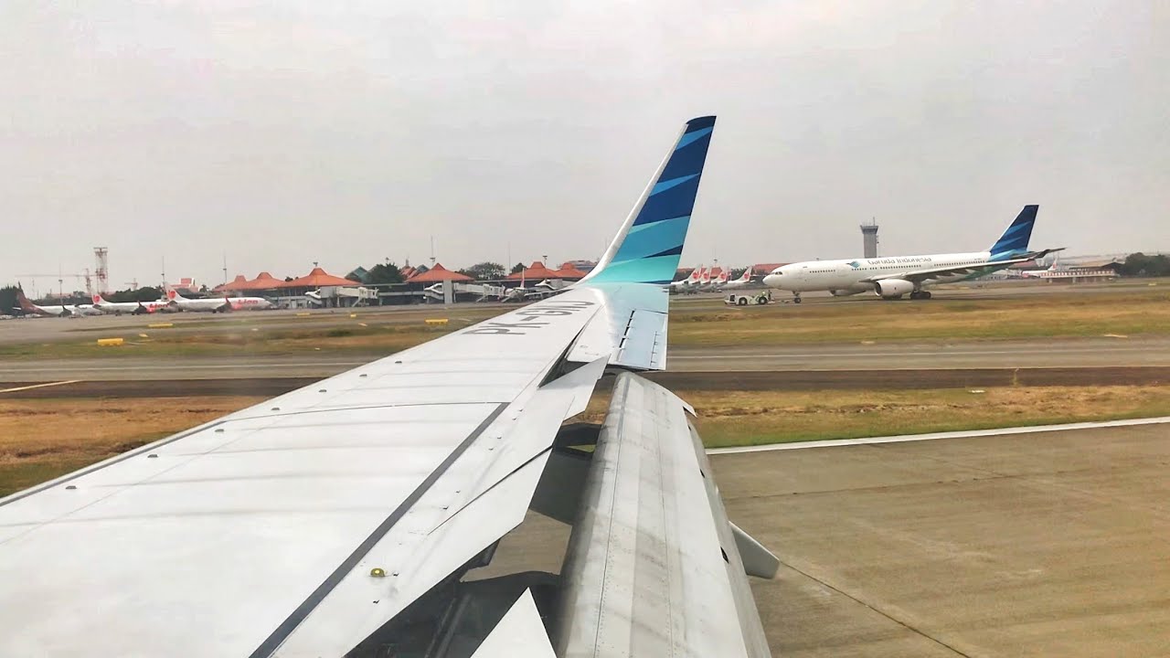 Garuda Indonesia Boeing 737-800 PK-GNJ HAZY LANDING in Jakarta