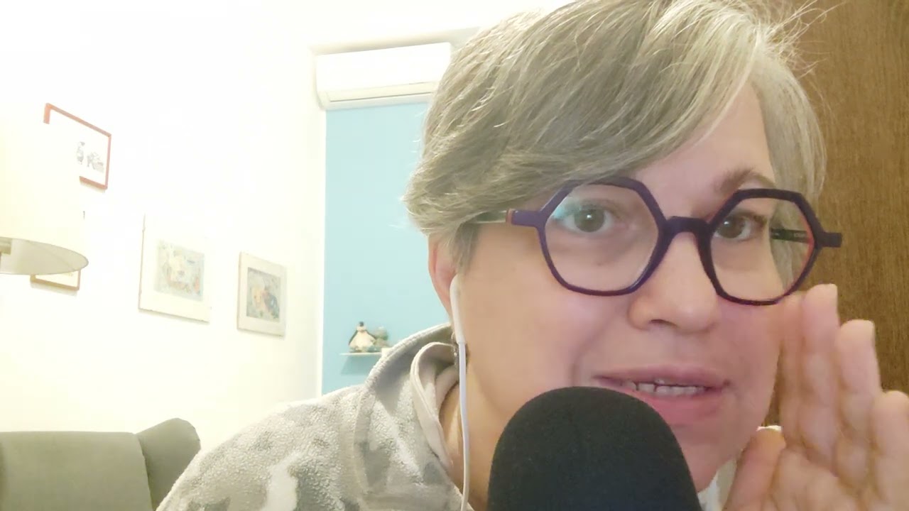 sussurro nell'orecchio di maya