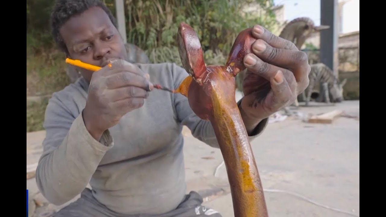 Ugandan artist pursues woodcarving dream in Hunan capital