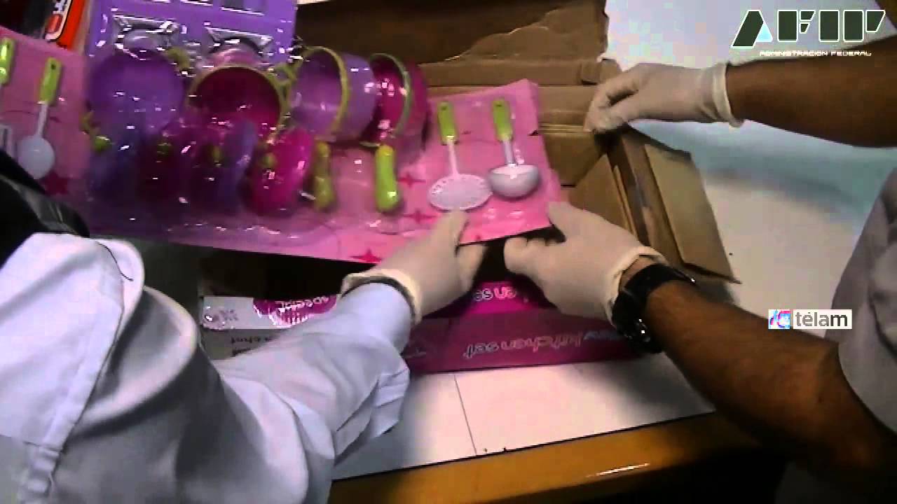 La AFIP detect&oacute; d&oacute;lares falsos ocultos en cajas juguetes en equipaje de un peruano