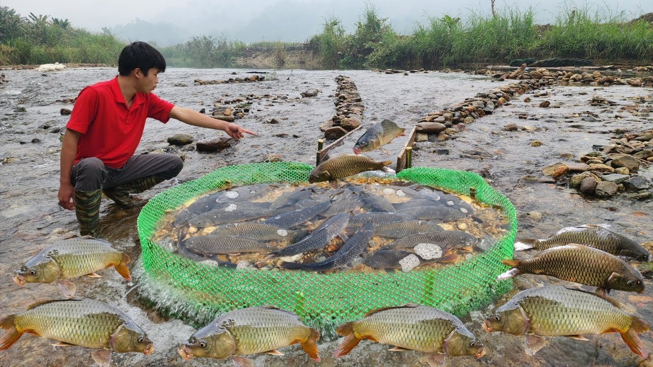 Fishing using a wooden slide proved surprisingly effective. The young man caught a lot of fish.