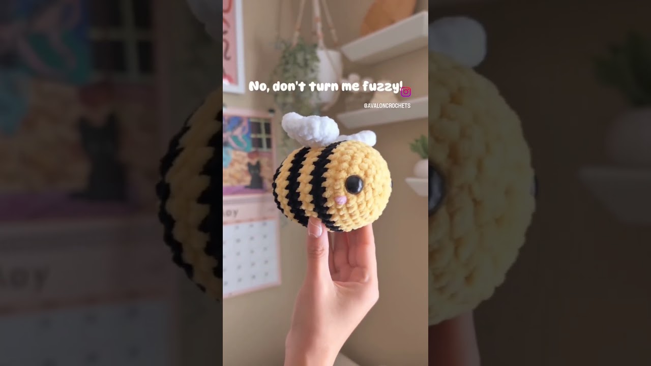 Вязаные крючком пчелки 🐝🫶 PDF-схема доступна в моем магазине Etsy! etsy.com/shop/AvalonCrochets #...