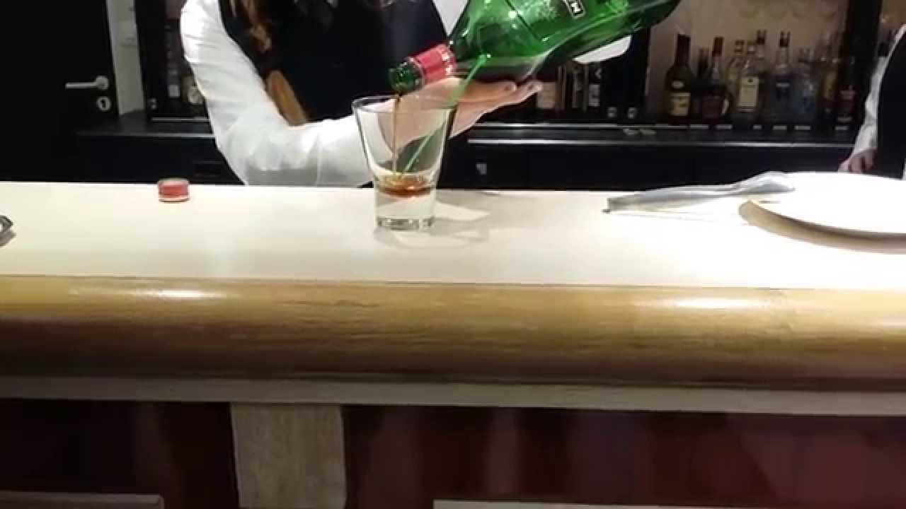 Exercice service d'un vermouth rouge