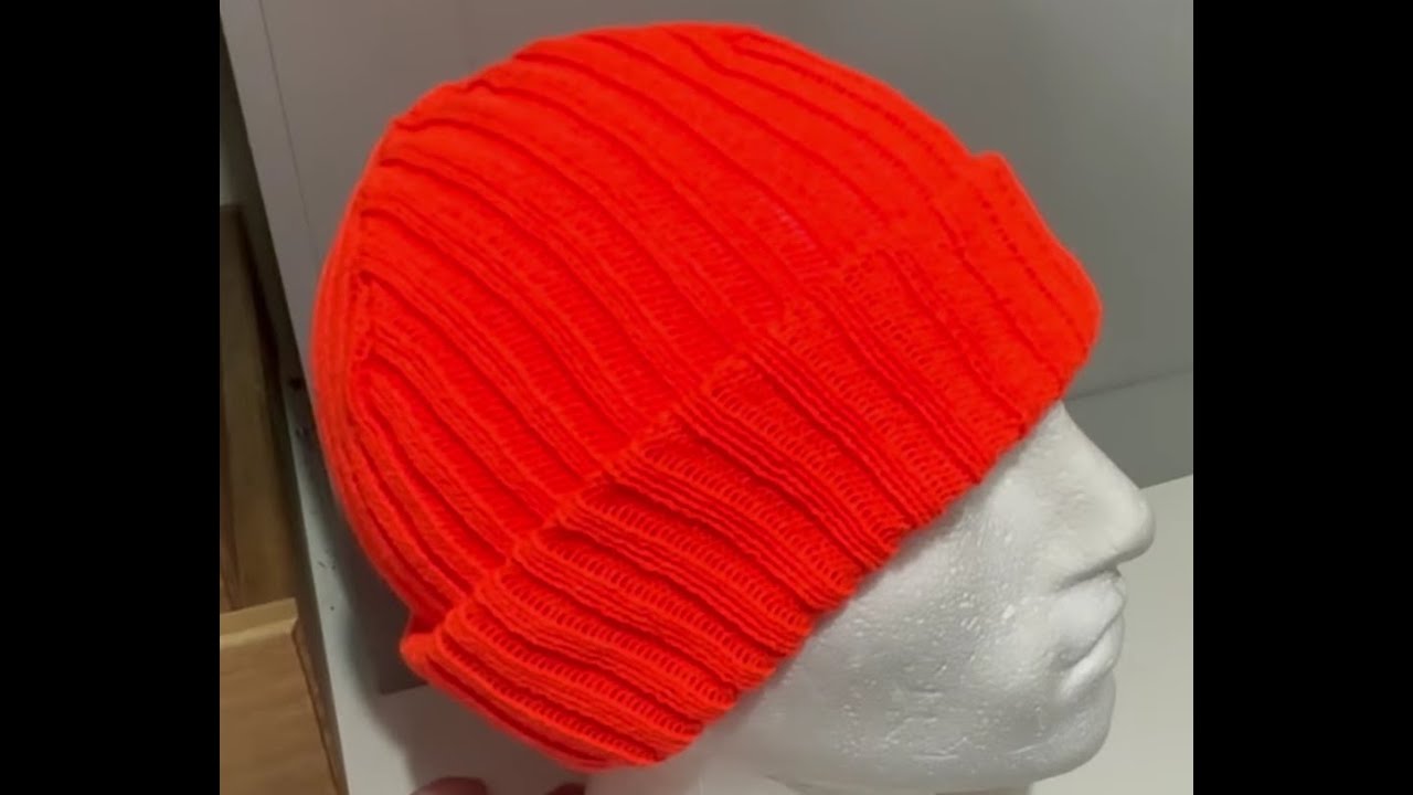 (По запросу) Вязаная шапка-бини с ребристым узором 2х2, связанная на вязальной машине.