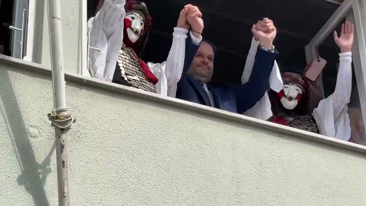 ΜΕΣΑ ΣΤΗΝ ΚΟΣΜΟΠΛΗΜΜΥΡΑ ΧΟΡΕΨΑΝ ΛΕΒΕΝΤΙΚΑ ΟΙ ΓΕΝΙΤΣΑΡΟΙ ΤΗΣ ΝΑΟΥΣΑΣ