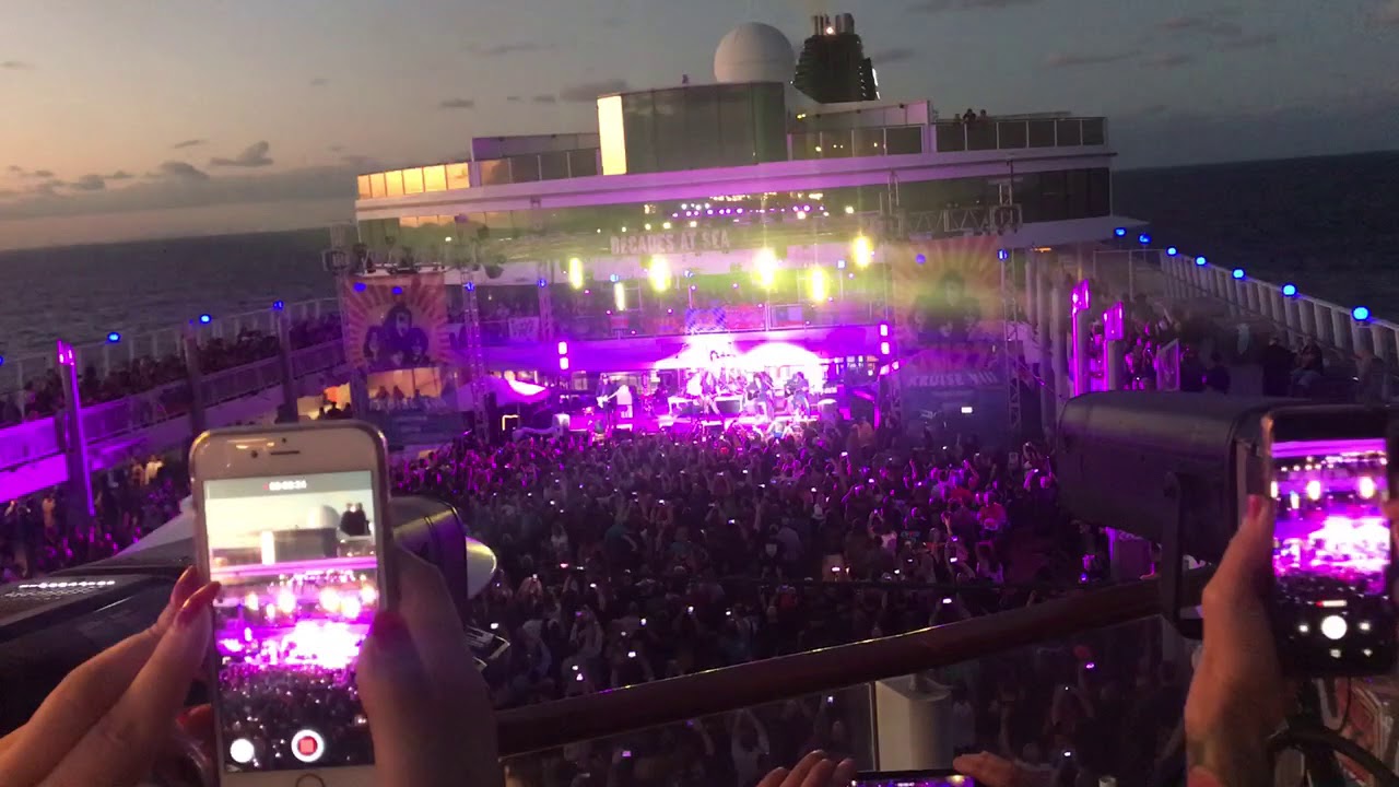 KISS Kruise 8 sail away