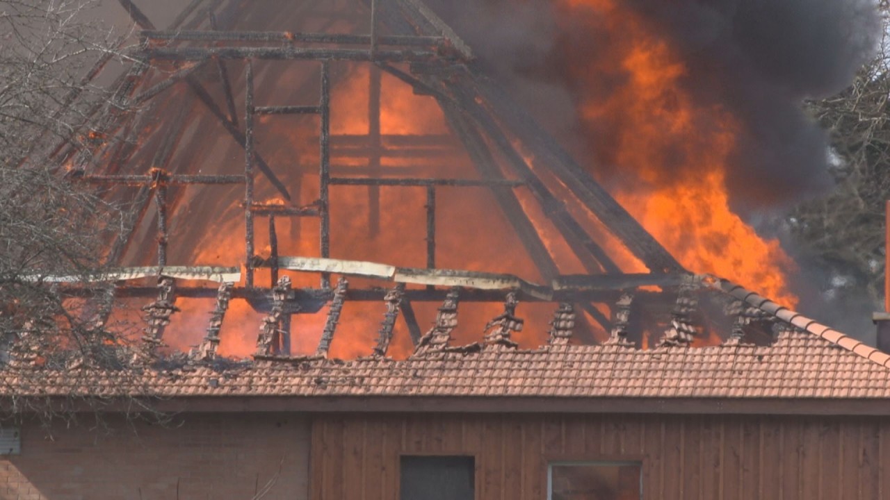 Schüpfen BE: Feuer zerstört Bauernhaus und Stall
