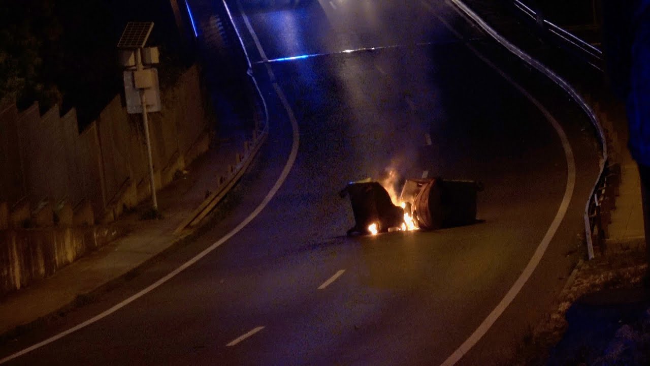 Cocktails molotov, caixotes a arder, 13 detidos. As imagens da 3ª noite de violência em Lisboa