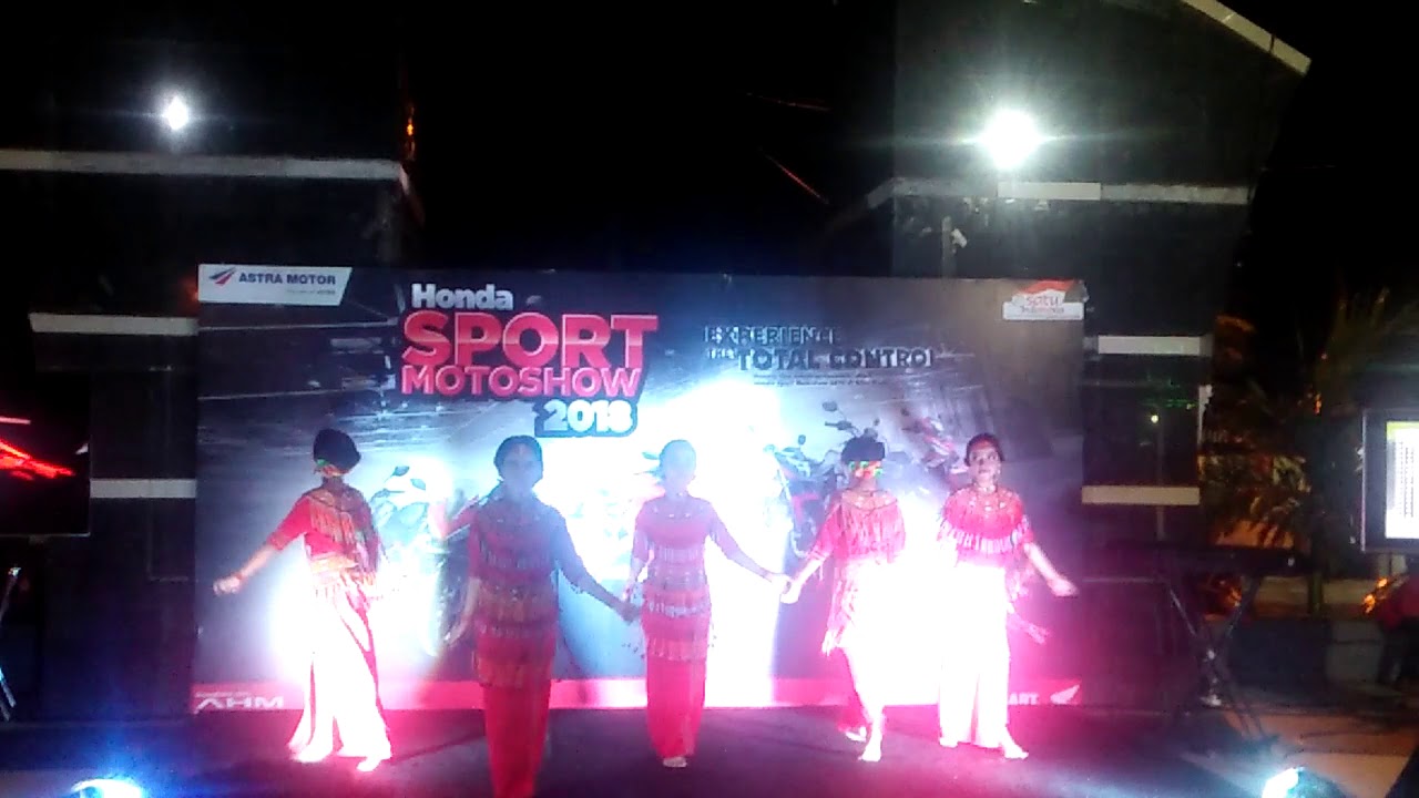 Tarian Adat Tanah Toraja di Lap. Andi Makassau Parepare