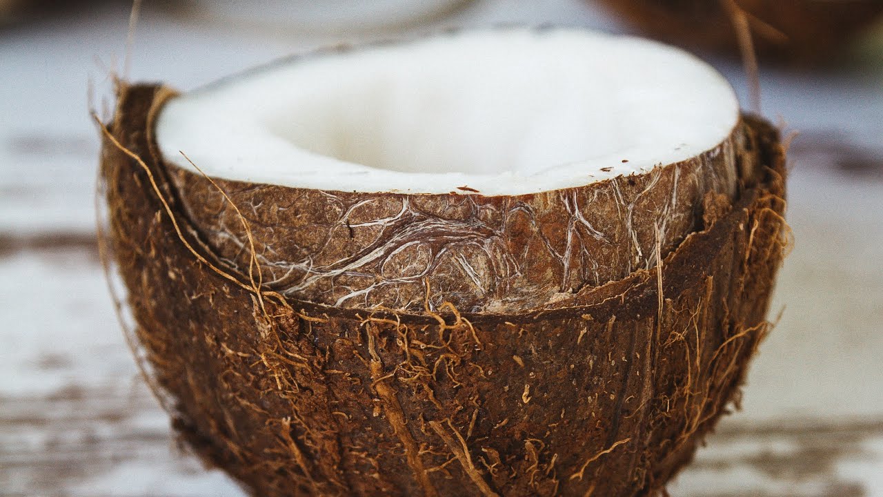 Baño con agua de coco para calmar la mente y abrir los caminos