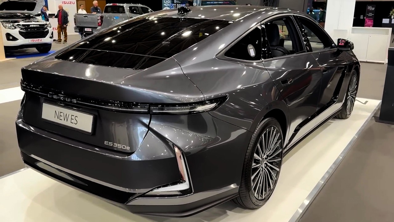 Новый Lexus ES 2026 ES 350e &mdash; среднеразмерный роскошный седан.