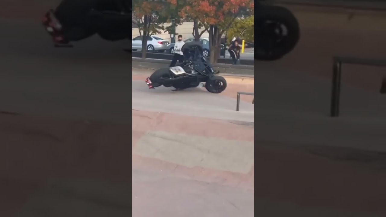 MOTO CAUSANDO ACIDENTE ENGRA&Ccedil;ADO  (IMPRESSIONANTE)
