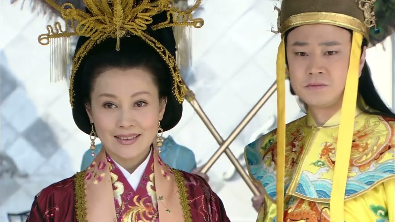 皇帝的親生母親復明卻緊閉雙眼不肯認兒子，皇帝當場請包青天判自己不孝之罪，包青天怎敢打皇上？靈機一動決定打龍袍！