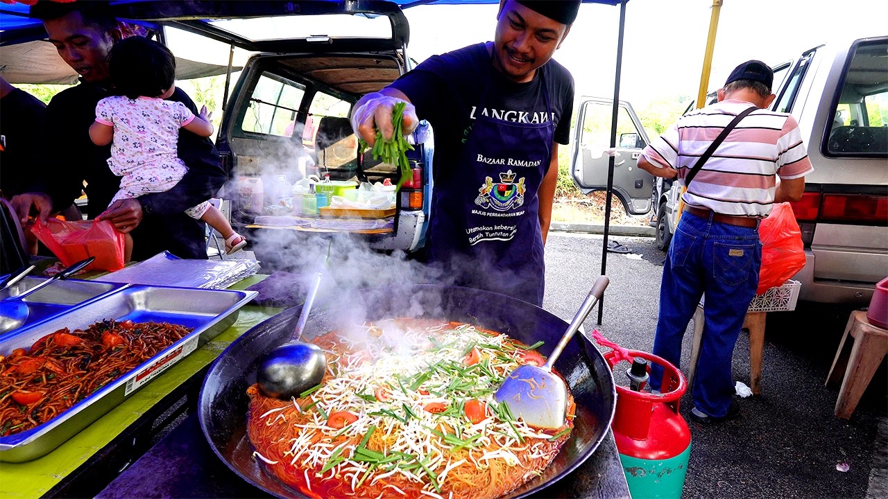 BIGGEST Pasar Tani in Muar, Johor 🇲🇾 | Must-Try Malaysian Street Food!