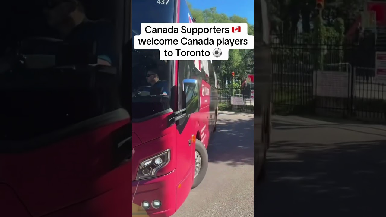 Canada Supporters 🇨🇦 welcome Canada players to Toronto ⚽️ #canmnt #fifaworldcup