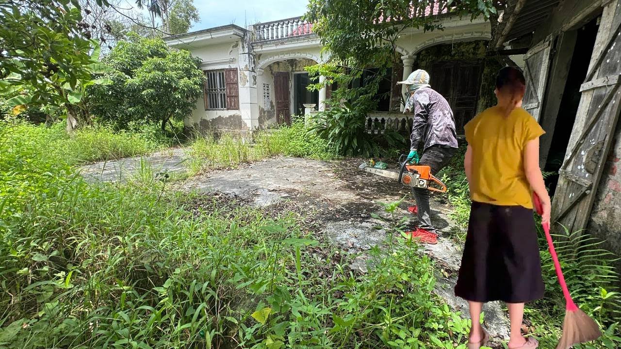 Девушка вернулась, убирая старый дом Вина в Лиме, ​​стригая заросшую инвазивную траву