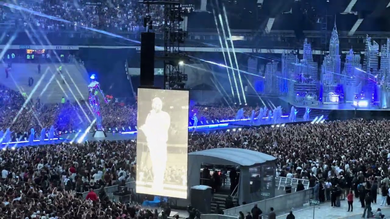 Starboy & Crew Love The Weeknd live in Paris (Stade de France) - July 23 - After Hours til Dawn Tour
