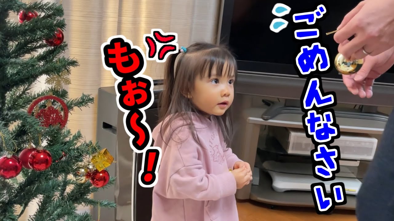 Моя 2-летняя дочка впервые украшает елку