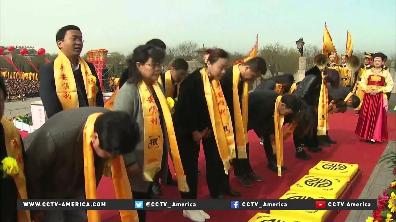 Thousands gather for ancestor worship ceremony